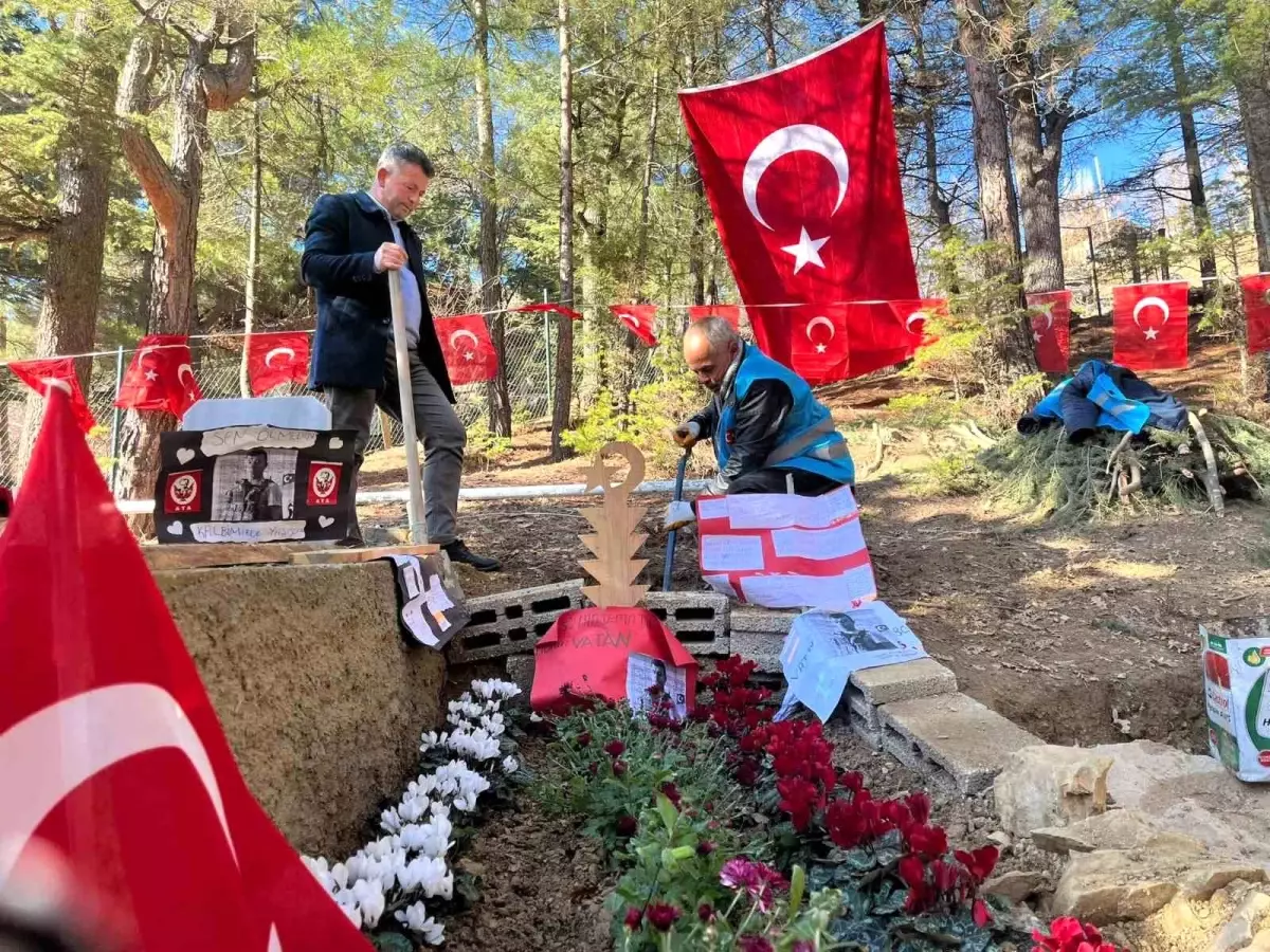 Uzman Çavuş Eren Kızıldağ'ın Kabrini Fekeli Öğrenciler Ziyaret Etti