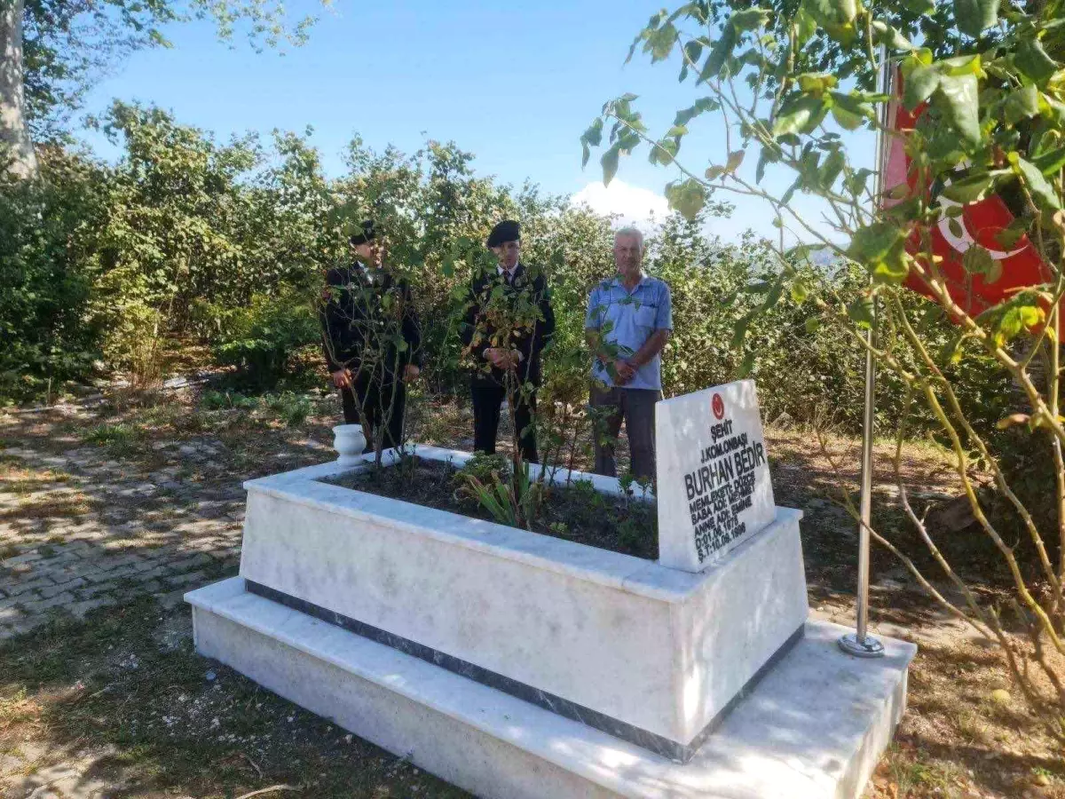 Askeri Personel 1 jandarma sehit ailesini ve kabrini ziyaret etti nWGJfwKj